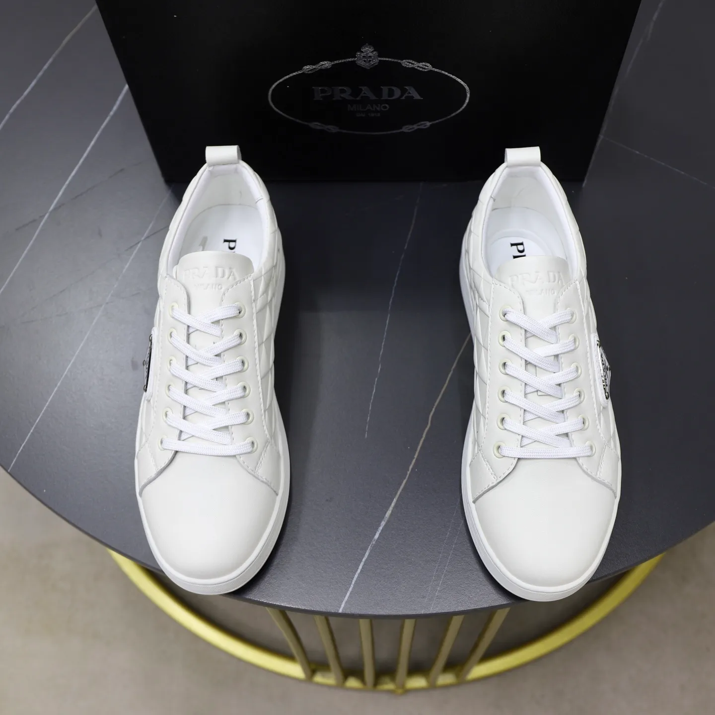 Ex-factory price: 420💰🙅‍♂️🙅‍♂️🙅‍♂️ Brand: PRADA Standard code: 38-44 (45 customized) Grade: Same as the official website Material: Original leather splicing Comfortable and breathable sheepskin lining Original wear-resistant outsole Style category: Men's fashion casual shoes Running sports shoes Distinguished luxury brand elements Top luxury Color: actual picture color